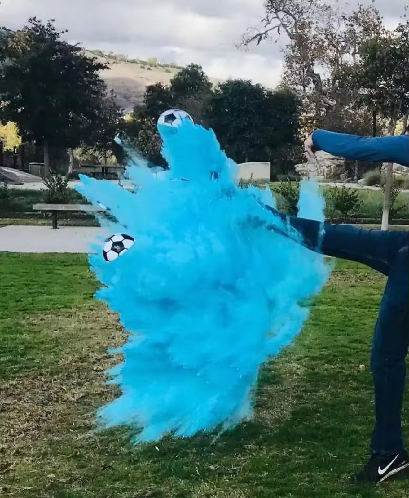 Gender Reveal Fußball– Überraschungseffekt mit Farbpulver für Ihre Babyparty